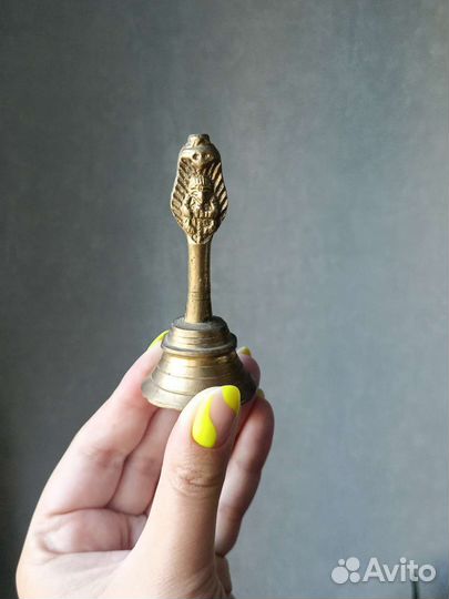 Старинный латунный колокольчик маленький с ручкой