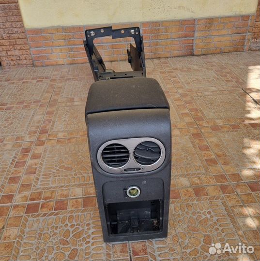 Подлокотник Volkswagen Tiguan I