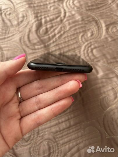 Продам iPhone 7
