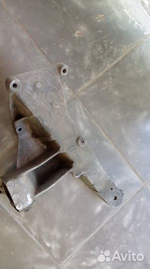 Кронштейн двигателя левый VW Transporter T2 1.6
