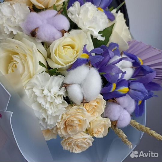 Букет с ирисами и розами