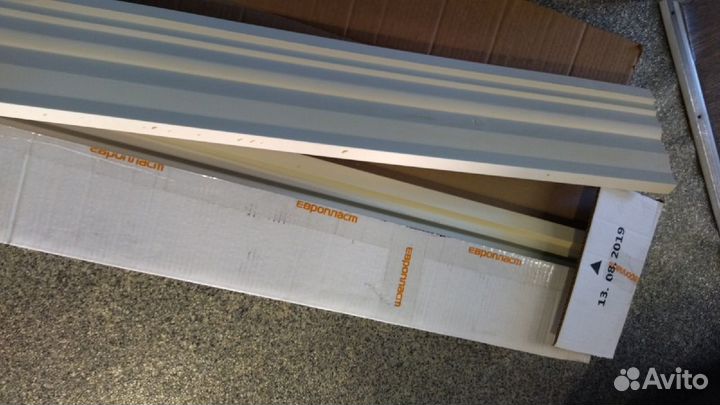 Потолочный карниз из полиуретана с орнаментом