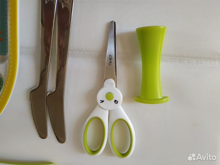 Детская посуда и ножницы