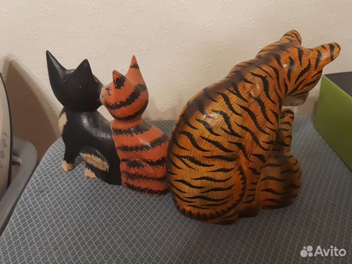 Тигры,кошки деревянные сувениры