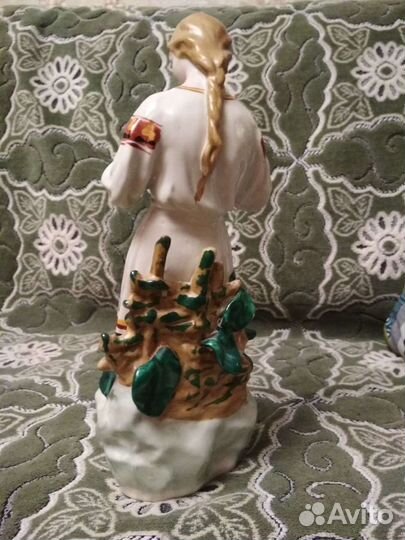 Фарфоровая статуэтка