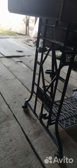 Старинная швейная машинка