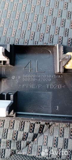 Пластиковая заглушка на ручник toyota RAV 4 40