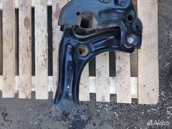 Рычаг передний левый Skoda Fabia 2 6R0407151E