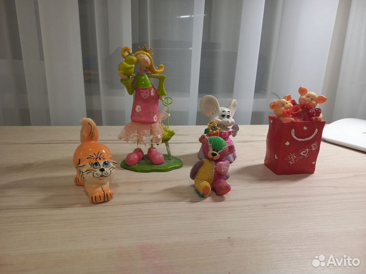 Статуэтки и копилка