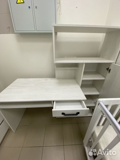 Письменный стол с налстройкой 