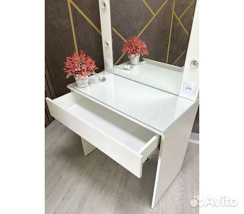 Туалетный столик с зеркалом