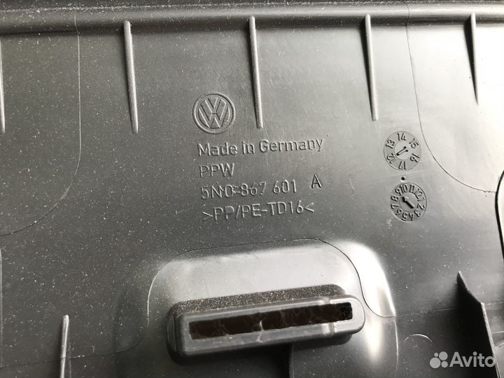 Обшивка двери багажника Volkswagen Tiguan 11-17