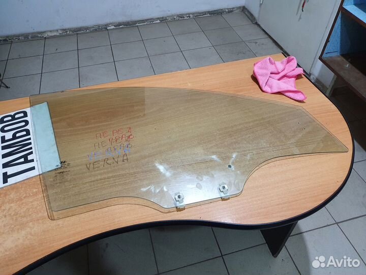 Стекло правой передней двери хундай верна 2008 год