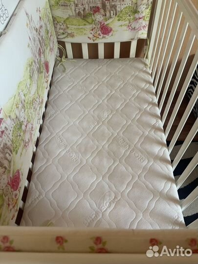 Детская кроватка с маятником и ящиком