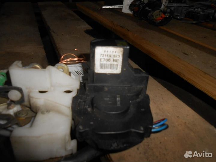 Замок двери передней правой Rover 400