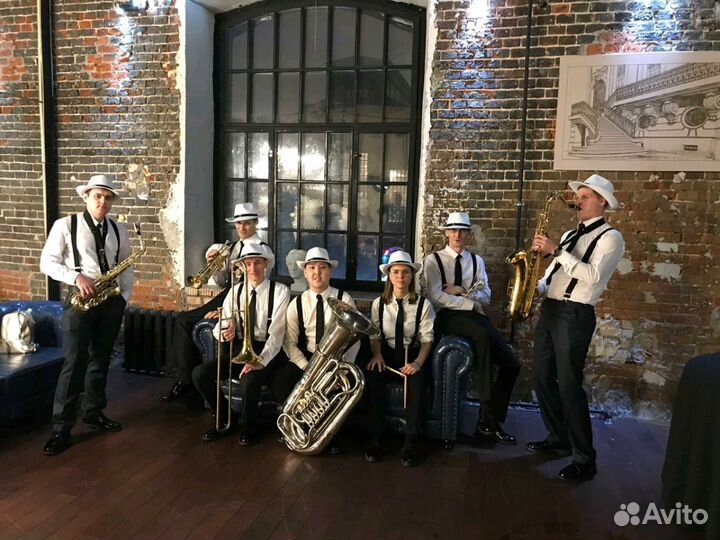 Музыканты на майские праздники. Оркестр. Концерт