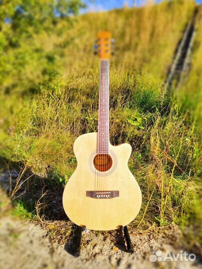 Гитара натурального цвета