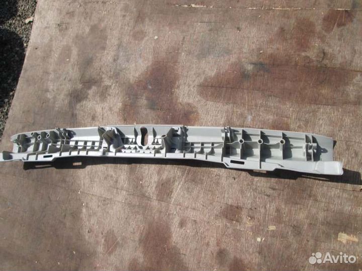 Накладка замка багажника Toyota Prius ZVW30