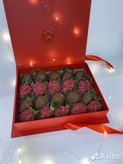 Клубника в шоколаде с цветами