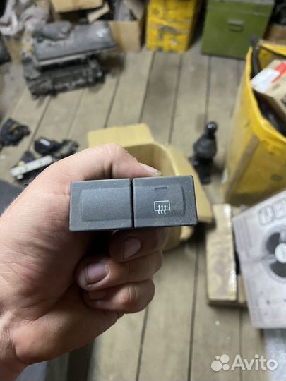 Кнопка обогрева заднего стекла