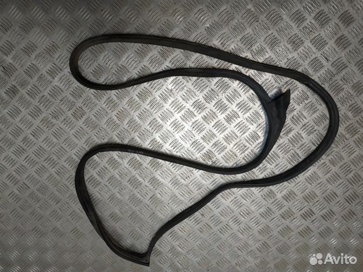 Уплотнитель двери передней правой Mercedes-Benz