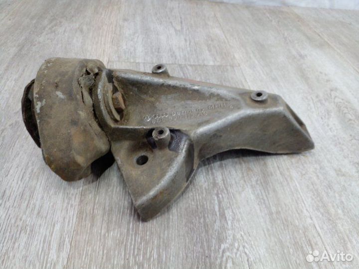 Кронштейн левый Volkswagen Passat B5