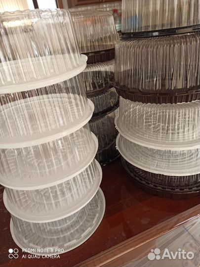 Пластиковые коробки и бутылки