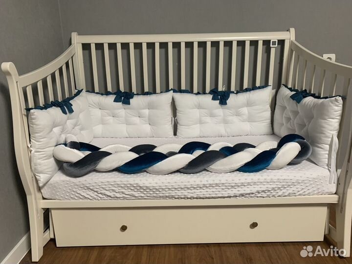 Детская кроватка с маятником и ящиком