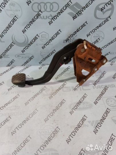 Педаль тормоза Volkswagen Amarok 1