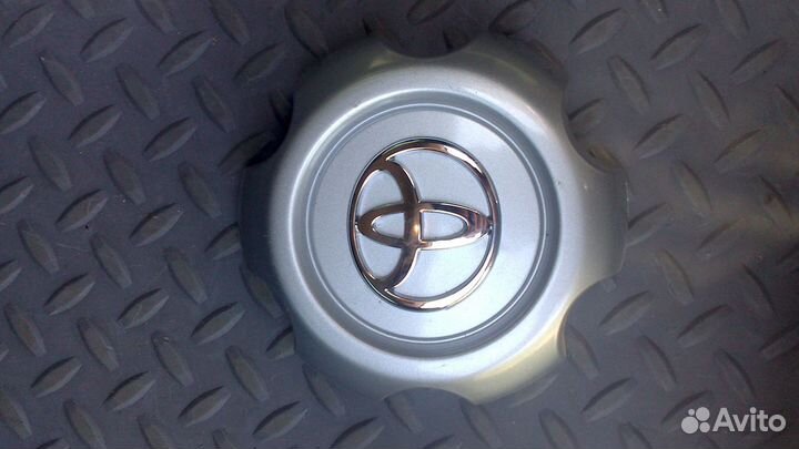Колпак колесного диска на Toyota Land Cruiser