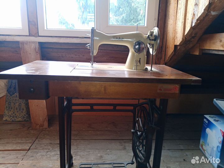 Швейная машина Тикка со столом