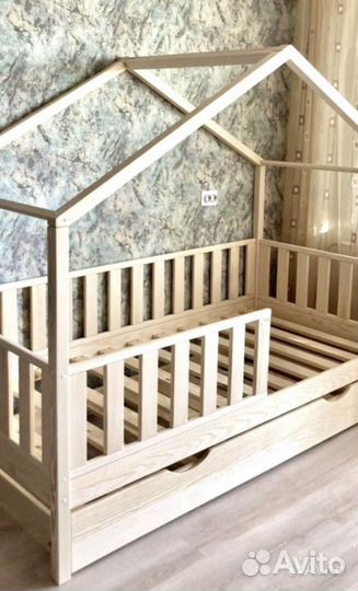 Кровать домик в естественном цвете дерева