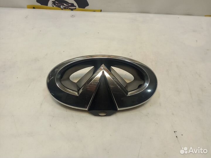 Эмблема решотки радиатора infiniti QX80