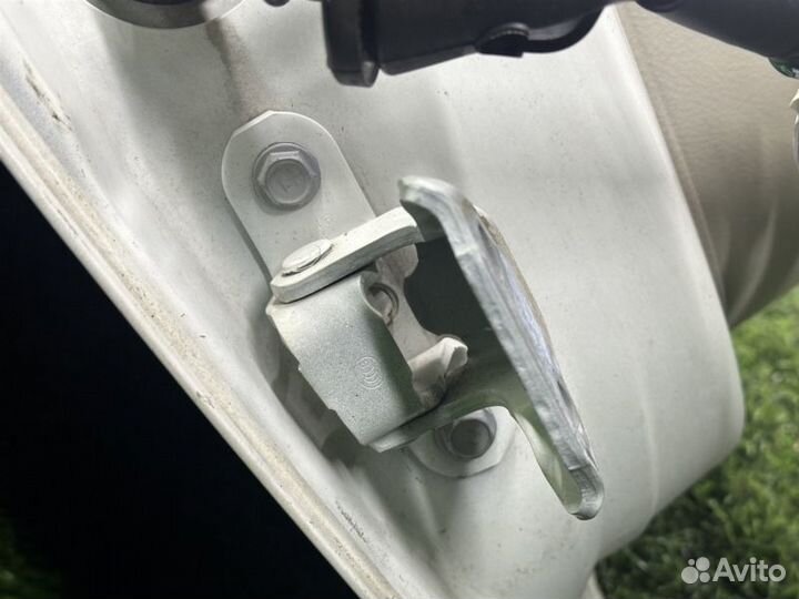 Петли двери передние правые Toyota Isis ZGM15