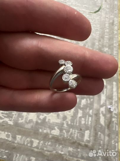 Кольцо с бриллиантом