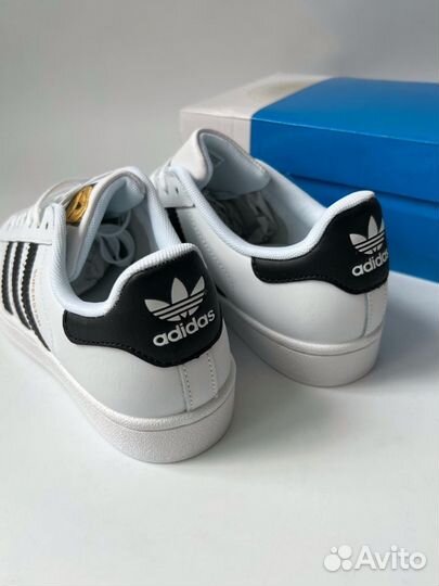 Adidas superstaR