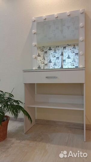 Трюмо с зеркалом