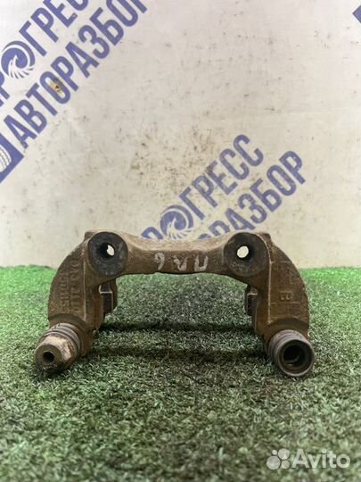 Скоба суппорта передняя левая LADA Priora хэтчбэк