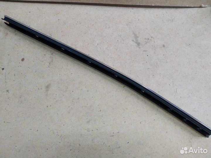Уплотнитель двери передний правый Honda Vigor