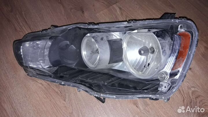 Левая фара на Митсубиси Лансер 10