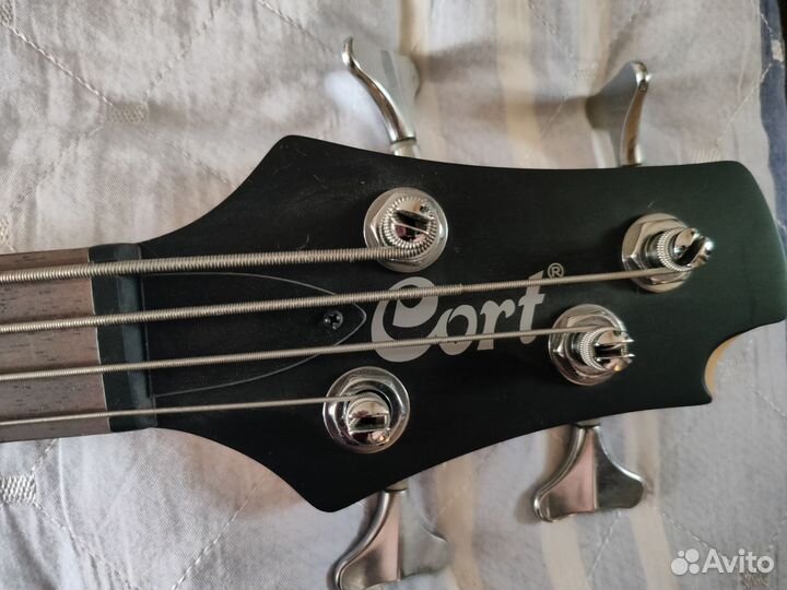 Бас гитара Cort Action Plus + Усилитель