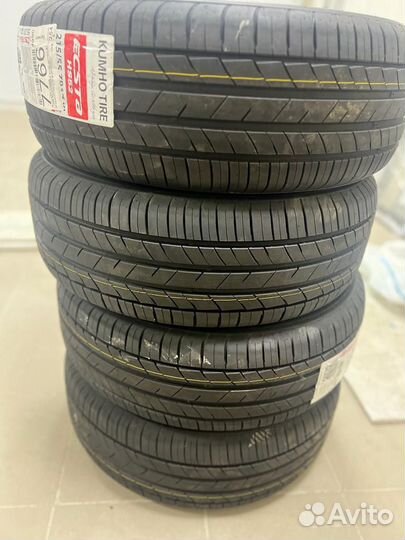 Kumho Ecsta HS52 215/55 R17