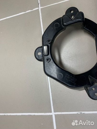 Кронштейн противотуманной фары левый Toyota Land