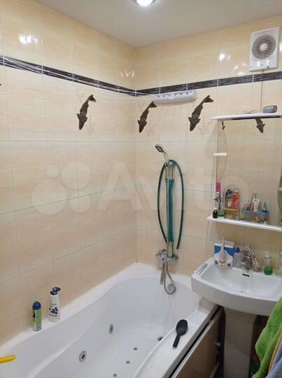 Доля в 2-к. квартире, 63 м², 9/9 эт.