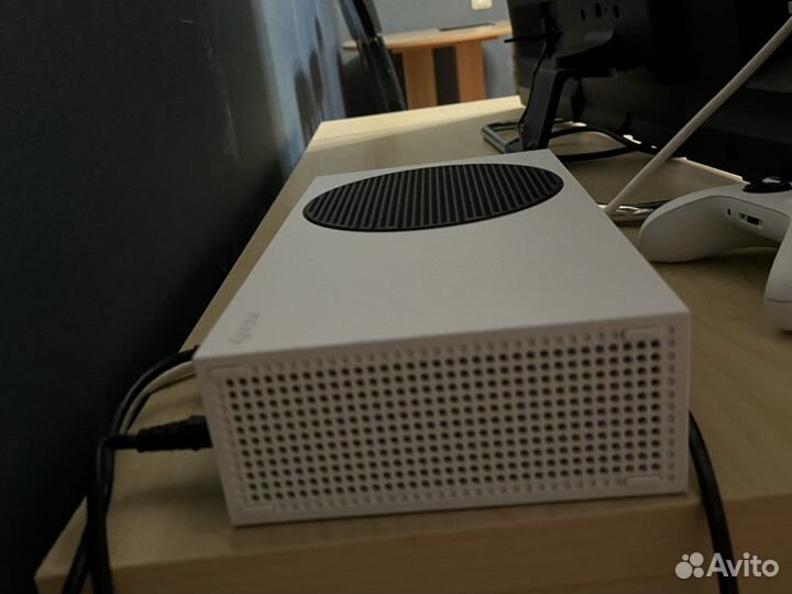 Xbox series s с геймпадом и с подпиской