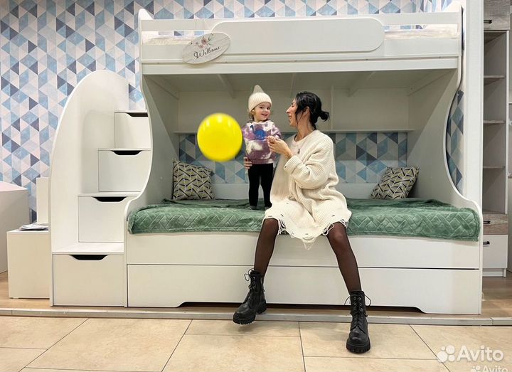 Двухъярусная кровать три спальных места