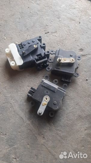 Моторчик заслонки печки на Mazda 6 GH от 2008 г