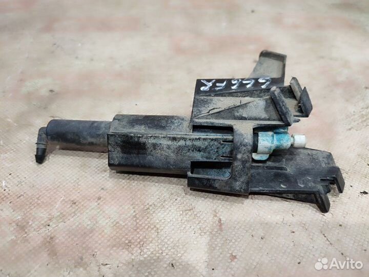 Форсунка омывателя передняя правая Nissan Qashqai