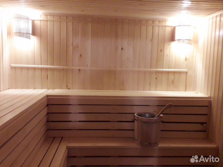 Русская баня на дровах на берегу реки