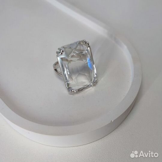 Кольцо с большим прозрачным кристаллом